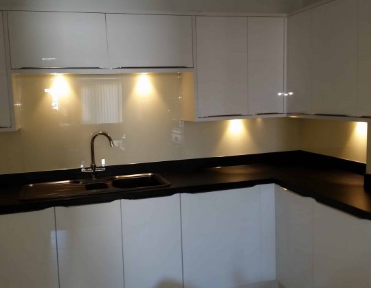 white kitchen splashbacks